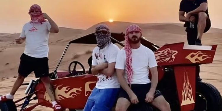 Daily Mail ‘skaner’ Hellbanianz: Pse lanë Londrën dhe shkuan në Dubai? Karteli famëkeq shqiptar krenohet me vajza të zhveshura dhe Rolex të zbukuruar me diamante