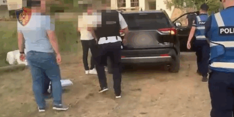 Arrestohen motër e vëlla në Dimal, binjakët “furnizonin” qytetin me kokainë