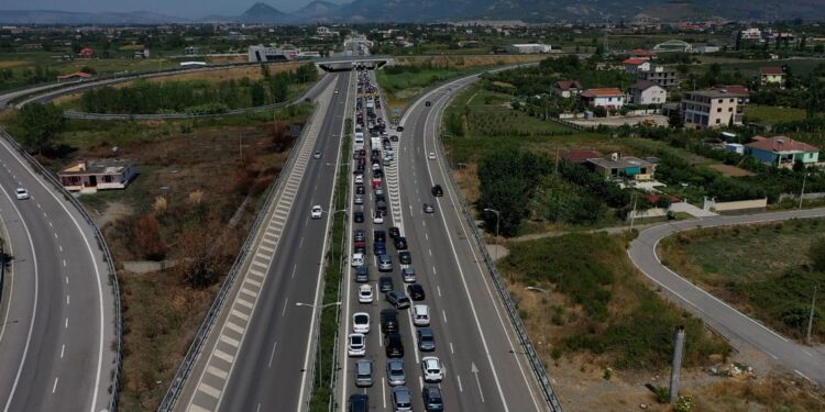 Kostot e harresës: Dëmtimi i urës mbi Mat bllokon turistët dhe veriun