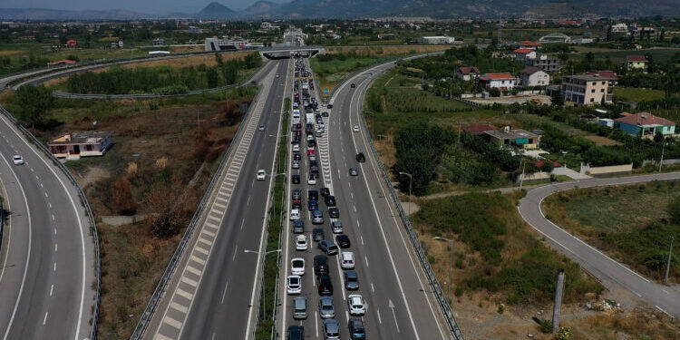 Kostot e harresës/ Dëmtimi i urës mbi Mat bllokon turistët dhe veriun