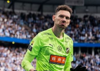 Etrit Berisha pret penallti, shënon gol dhe kualifikon ekipin e tij kundër skuadrës së Besnik Hasit