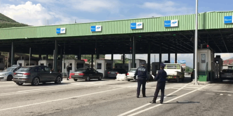 Tentuan të kalonin kufirin me drogë, arrestohen dy të rinj në Morinë