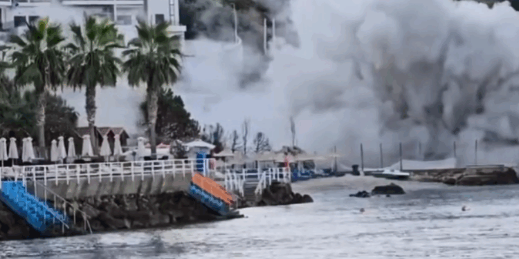 Në mes të sezonit, turistët zgjohen të tronditur nga shëpthimi i 32 kg tritol në Vlorë – VIDEO