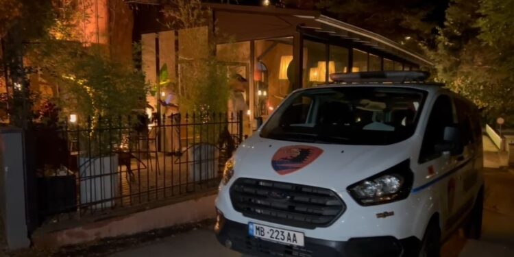 Korçë/ Dy të plagosur me thikë pas një konflikti në lokal, shoqërohen tre persona