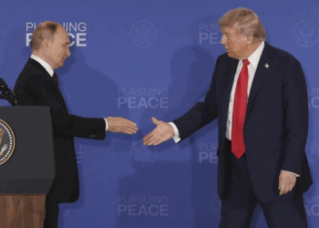 “Financial Times” zbardh propozimin e Putinit: I kërkon Trumpit të bindë Ukrainën për t’u tërhequr nga Donetsku, si kusht për paqe