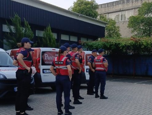 Policia rrethon ambientet e News 24, opozita dhe gazetarët dënojnë aktin si sulm ndaj medias së lirë