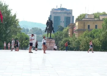 Vapa ekstreme, paralajmërojnë mjekët: Rrahjet e zemrës dyfishohen, pini sa më shumë ujë