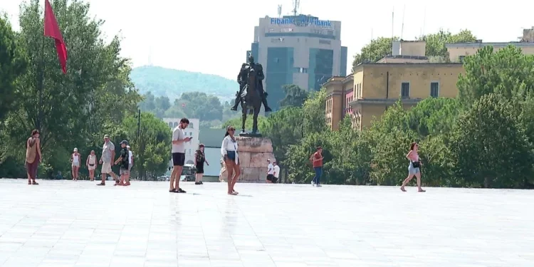 Vapa ekstreme, paralajmërojnë mjekët: Rrahjet e zemrës dyfishohen, pini sa më shumë ujë