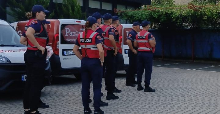Policia e Shtetit rrethon News24, kërkon nxjerrjen me forcë nga ambientet. Gazetarëve u ndalohet hyrja në redaksi