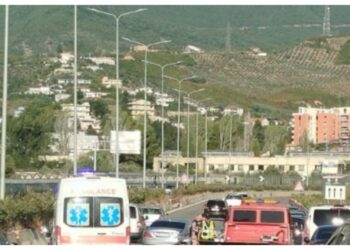 Aksident në Unzën e Re në Tiranë, përplasen dy makina