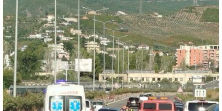 Aksident në Unzën e Re në Tiranë, përplasen dy makina