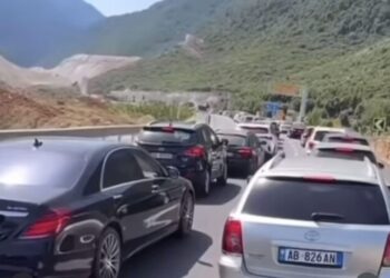 Bllokimi i tunelit të Llogarasë, policia: Ndodhi një aksident, u përplasën 3 makina