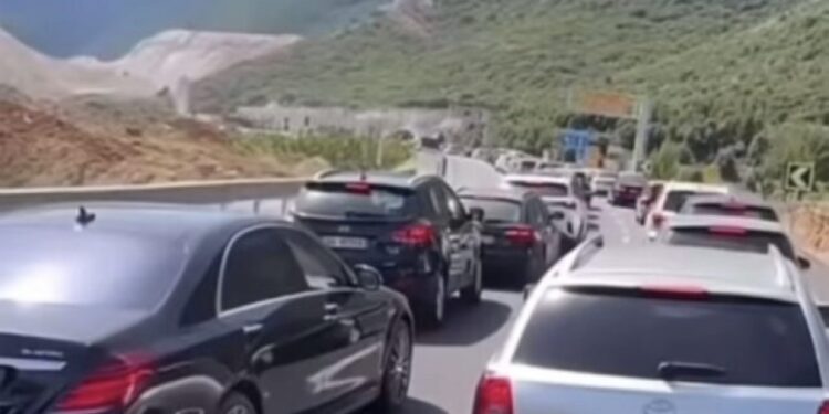 Bllokimi i tunelit të Llogarasë, policia: Ndodhi një aksident, u përplasën 3 makina