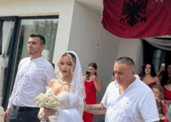 Dasma që bëri histori, flamuri kuqezi valëvitet pas më shumë se një shekulli