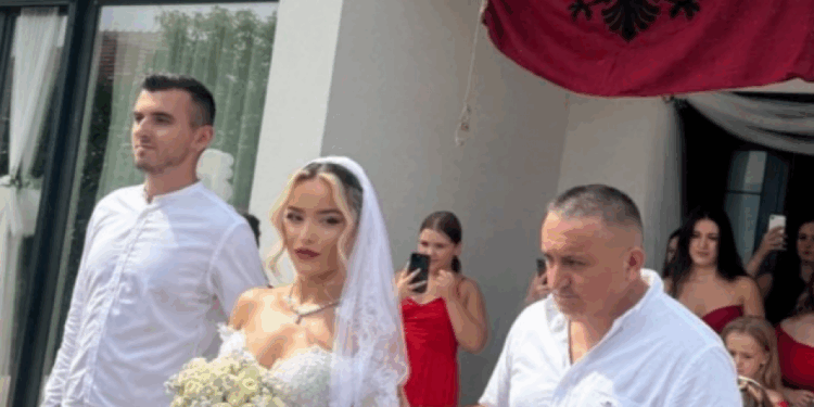 Dasma që bëri histori, flamuri kuqezi valëvitet pas më shumë se një shekulli