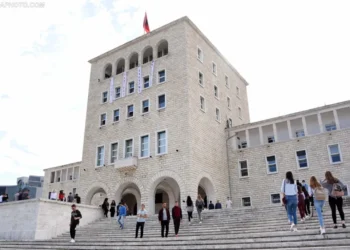 Nis faza e parë e aplikimeve në universitete, të rinjtë mes studimeve në Shqipëri dhe emigrimit