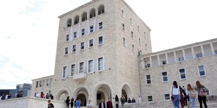 Nis faza e parë e aplikimeve në universitete, të rinjtë mes studimeve në Shqipëri dhe emigrimit