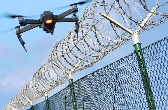 Tenderi 2.1 mln euro për bllokimin e dronëve në burgje, i paracaktuar për “Albascan”