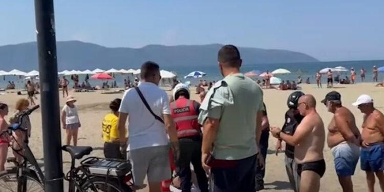 Fluturimi me parashutë nuk shkon siç duhet, turistja përfundon e dëmtuar në Lungomare