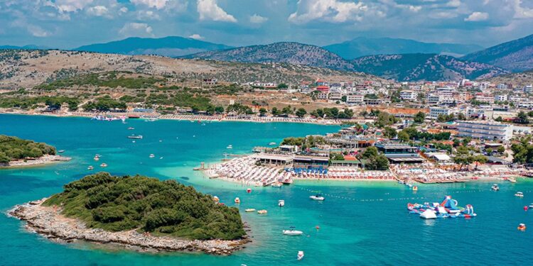 Verë zhgënjyese për turizmin, Shqipërinë po e vizitojnë gjithmonë e më shumë “kopracë”