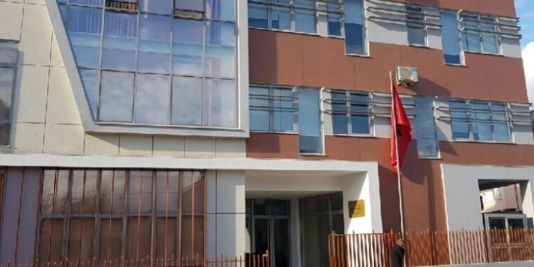 Abuzoi me vajzën e mitur të bashkëjetueses, gjykata lë në burg 37-vjeçarin