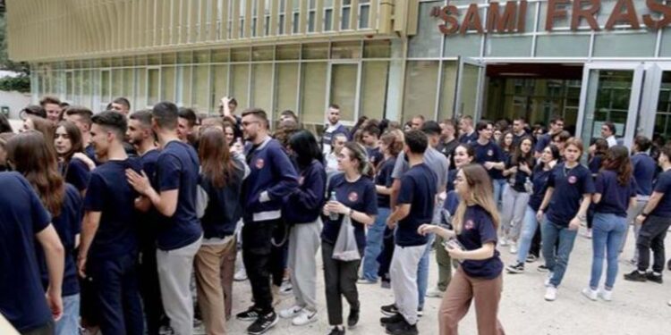 Viti i ri shkollor/ Policia me plan me masash: Mbyllim pikat ambulante që shesin alkool e produkte të skaduara pranë shkollave