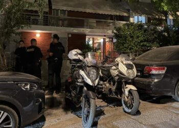 Burrë e grua gjenden të vrarë brenda banesës në Greqi