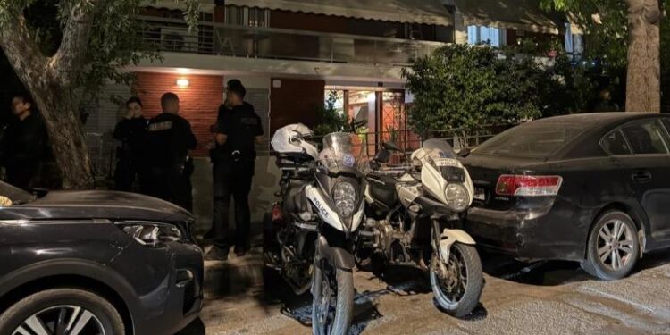 Burrë e grua gjenden të vrarë brenda banesës në Greqi