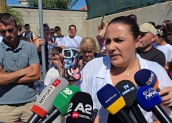 Nxënësit e shkollës “Met Hasa” në Durrës bojkotojnë mësimin, kërkojnë transport falas
