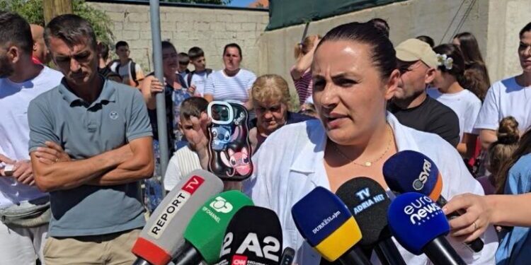 Nxënësit e shkollës “Met Hasa” në Durrës bojkotojnë mësimin, kërkojnë transport falas