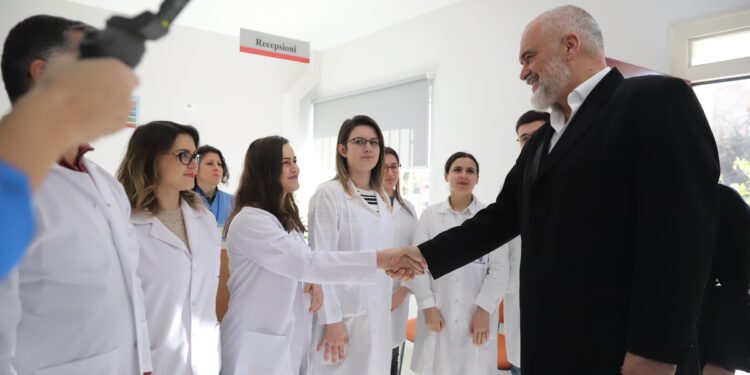 OBSH: Shqipëria boshatiset nga mjekët, çdo vit largohet një brez i sapodiplomuar