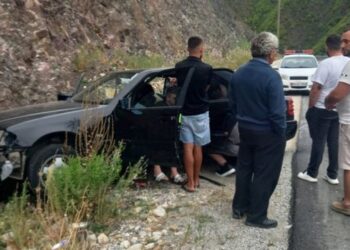 Aksident në aksin Qafë e Buallit-Klos, plagosen dy persona