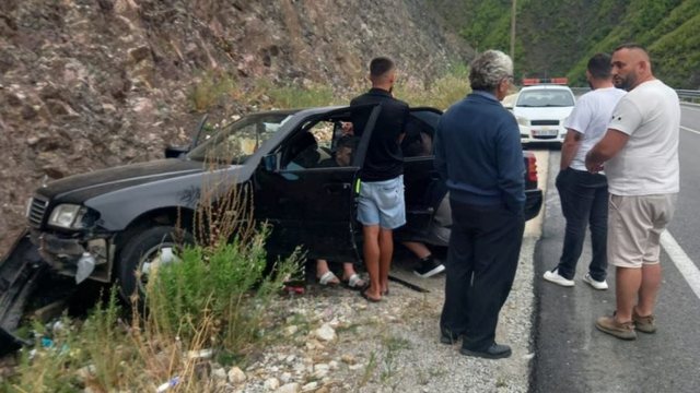 Aksident në aksin Qafë e Buallit-Klos, plagosen dy persona