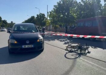 Makina përplas 51-vjeçaren në Korçë, shoqërohet në komisariat shoferja