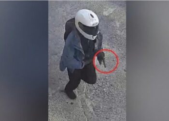 Foto/ Momenti kur autori i masakrës në Shkodër largohet me armë në dorë pas atentatit