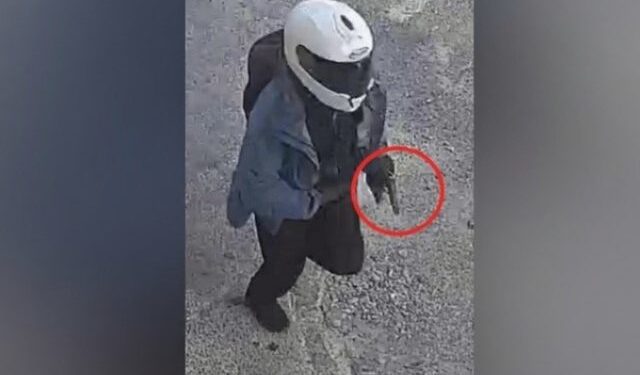 Foto/ Momenti kur autori i masakrës në Shkodër largohet me armë në dorë pas atentatit