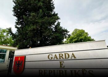 Tiranë/ Gardisti sherr me qytetarin, nxjerr armën e shërbimit dhe e kërcënon me jetë