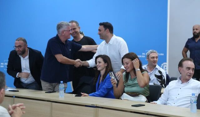 Fotolajm/ Kryesia e PD mblidhet për herë të parë pas zgjedhjeve, rikthehet Salianji