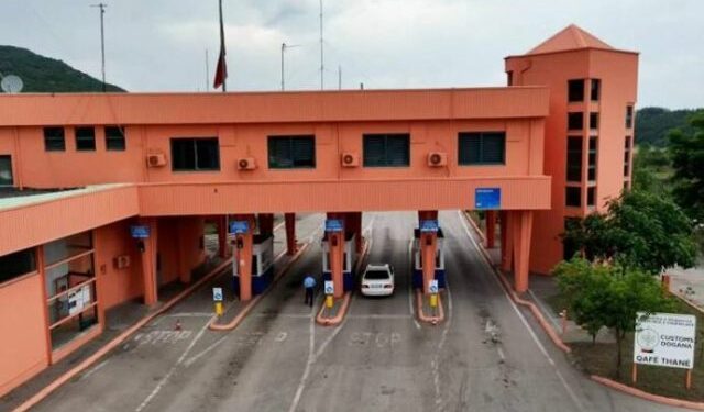Në kërkim për mashtrim, vjedhje dhe armëmbajtje pa leje, tre të arrestuar në Qafë Thanë e Kapshticë