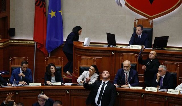 Gazment Bardhi dhe Fidel Kreka përjashtohen 10 ditë nga Parlamenti