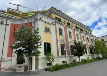 Shkarkimi/ Këshilltarët socialistë zbatojnë urdhrin e Ramës, refuzohet prania e Veliajt në mbledhje