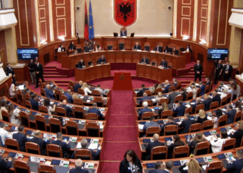 “Njollë turpi për ju”, Kuvendi nis me debate, opozita refuzon votimin e procesverbalit të seancës së kaluar