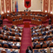“Njollë turpi për ju”, Kuvendi nis me debate, opozita refuzon votimin e procesverbalit të seancës së kaluar