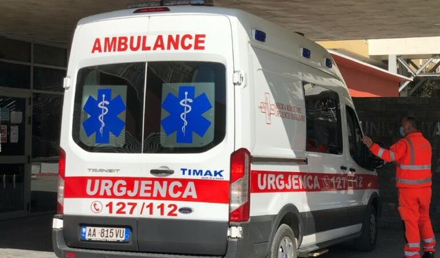Aksident në Fier, makina përplas këmbësorin në vija të bardha