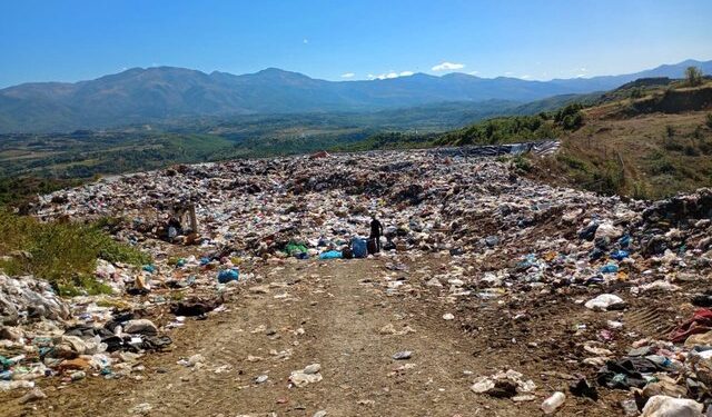 ‘Investimi historik’ i qeverisë e lë Matin të mbytur nga plehrat