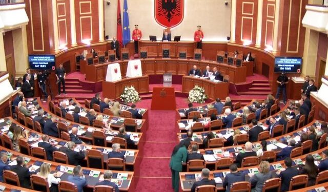 Niko Peleshi zgjidhet kryetar i Kuvendit, opozita kundërshton