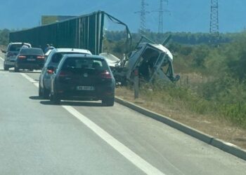 Aksidenti në Vlorë/ Shkon në dy numri i viktimave, ndërron jetë dhe pasagjeri i kamionçinës (EMRAT)