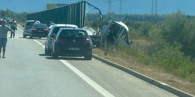 Aksidenti në Vlorë/ Shkon në dy numri i viktimave, ndërron jetë dhe pasagjeri i kamionçinës (EMRAT)