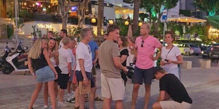 Vetëm 440 euro për turistë, paradoksi i “bumit të pushuesve të lirë” u përsërit edhe këtë vit