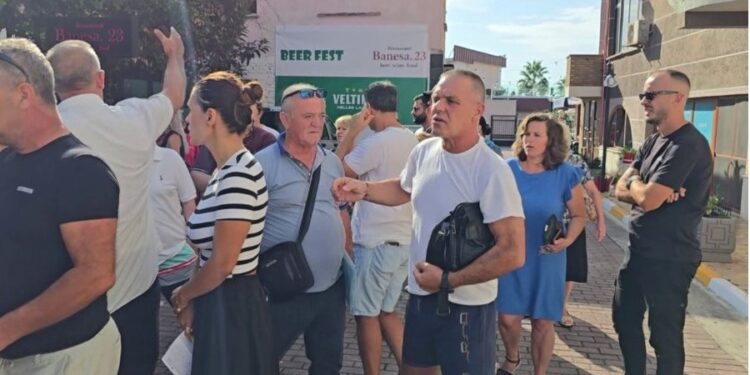 “Mos na fshihni historinë”/ Banorët e Durrësit protestojnë kundër shpronësimeve për parkun arkeologjik